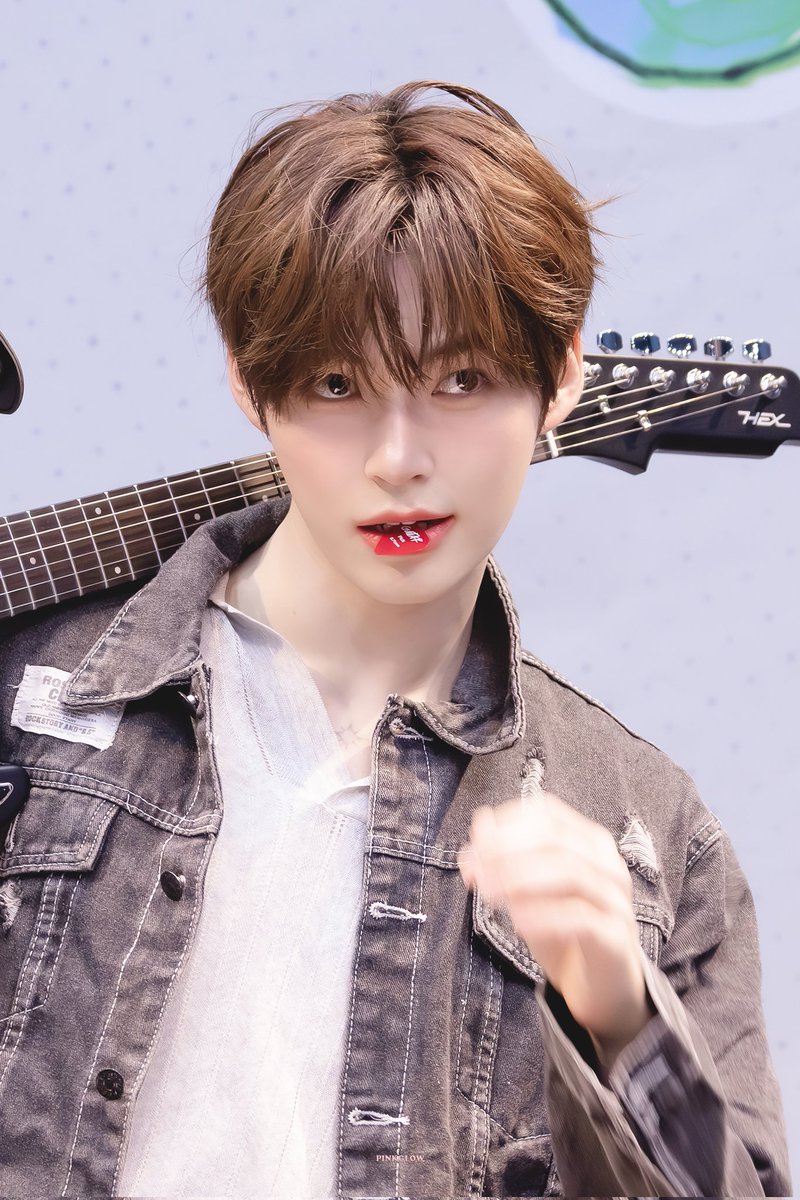 pinkglow0613's tweet photo. 세로버전🎸 https://t.co/A1dFIUOIy1
