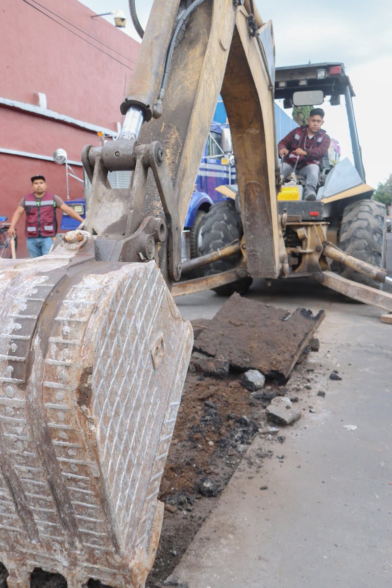 Estamos renovando la red de agua potable y repavimentando más calles.🚰

Me fui a platicar con las y los vecinos de la colonia 📍 Nezahualcóyotl y Porvenir, para contarles que hemos iniciado con los trabajos para el cambio de la red de drenaje, la red de agua potable, la