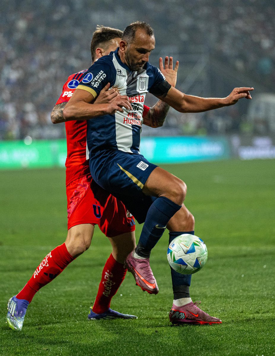 Terminó el primer tiempo en el 🏟️ Alejandro Villanueva. <a href="/ClubALoficial/">Club Alianza Lima</a> 🇵🇪 y <a href="/udechile/">Universidad de Chile</a> 🇨🇱 empatan 0️⃣ - 0️⃣ ￼por los Cuartos de Final de la 🏆 <a href="/Sudamericana/">CONMEBOL Sudamericana</a> 2025.
⚽️⚽️⚽️ ¡Vamos Alianza! 💙🤍💙
📸 <a href="/apresion1/">A PRESIÓN 🎙️</a> 
#PasiónAlianza #ConmebolSudamericana #AlianzaLima #ArribaAlianza