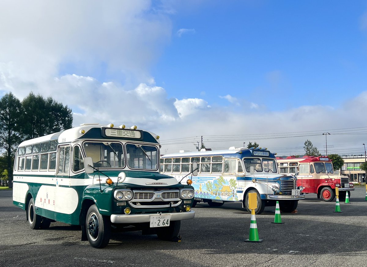 CruiseKitchen's tweet photo. 【バステクスペシャルin旭川】
旭川にお邪魔してます！

たくさんのバス集合。
貴重なレトロなバスも！

今日と明日の2日間ですので、お近くの方 是非足をお運び頂けると嬉しいです(◍ ´꒳` ◍) https://t.co/8Hy3I2GOmo