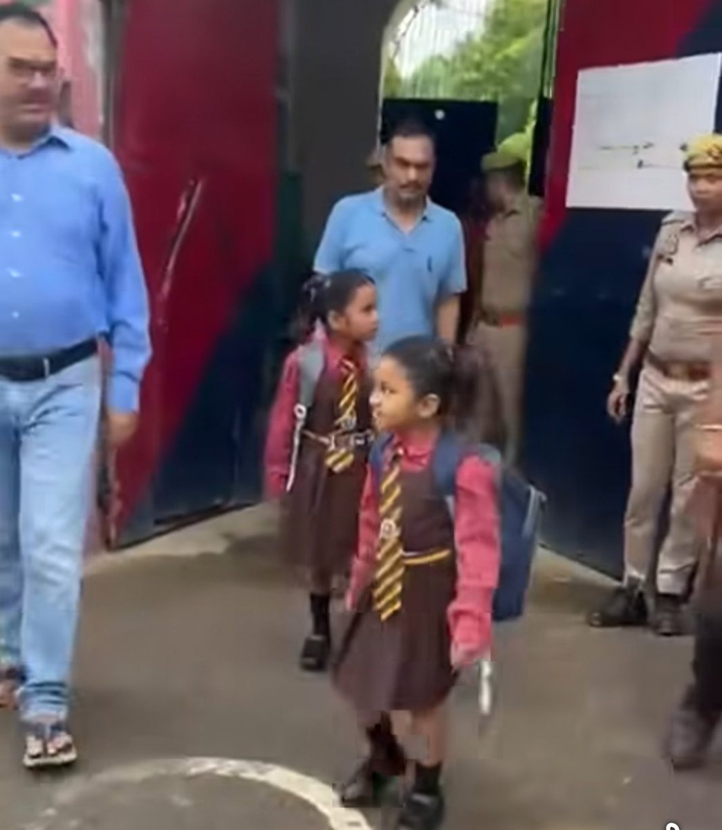 ये दोनों बच्चियां सजा काट रही अपनी मां के साथ गाजीपुर जेल में रहती हैं, 

जेल प्रशासन की तरफ से इनकी शिक्षा की व्यवस्था की गई हैं , इनका एडमिशन एक स्कूल में करवाया गया हैं !

स्कूल जाने के लिए जब पहली बार जेल से बाहर निकली तो इनके चेहरे पर खुशी देखने लायक थी !

महिला कांस्टेबल की