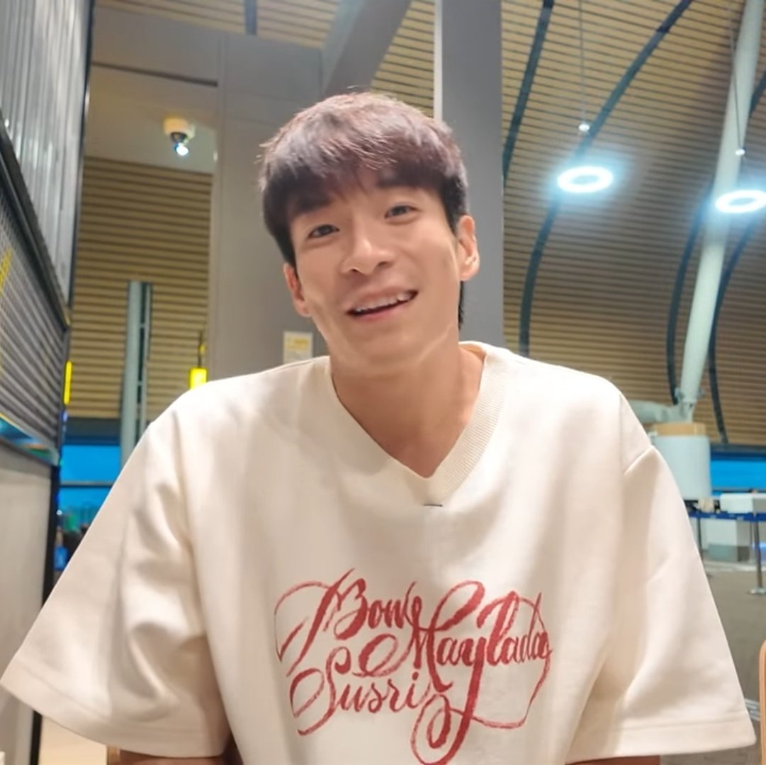 มีเสื้อเหมือนกันเป็น "แฟนโบว์" เหมือนกันสินะ  //แต่คนละความหมาย 🤣🤣