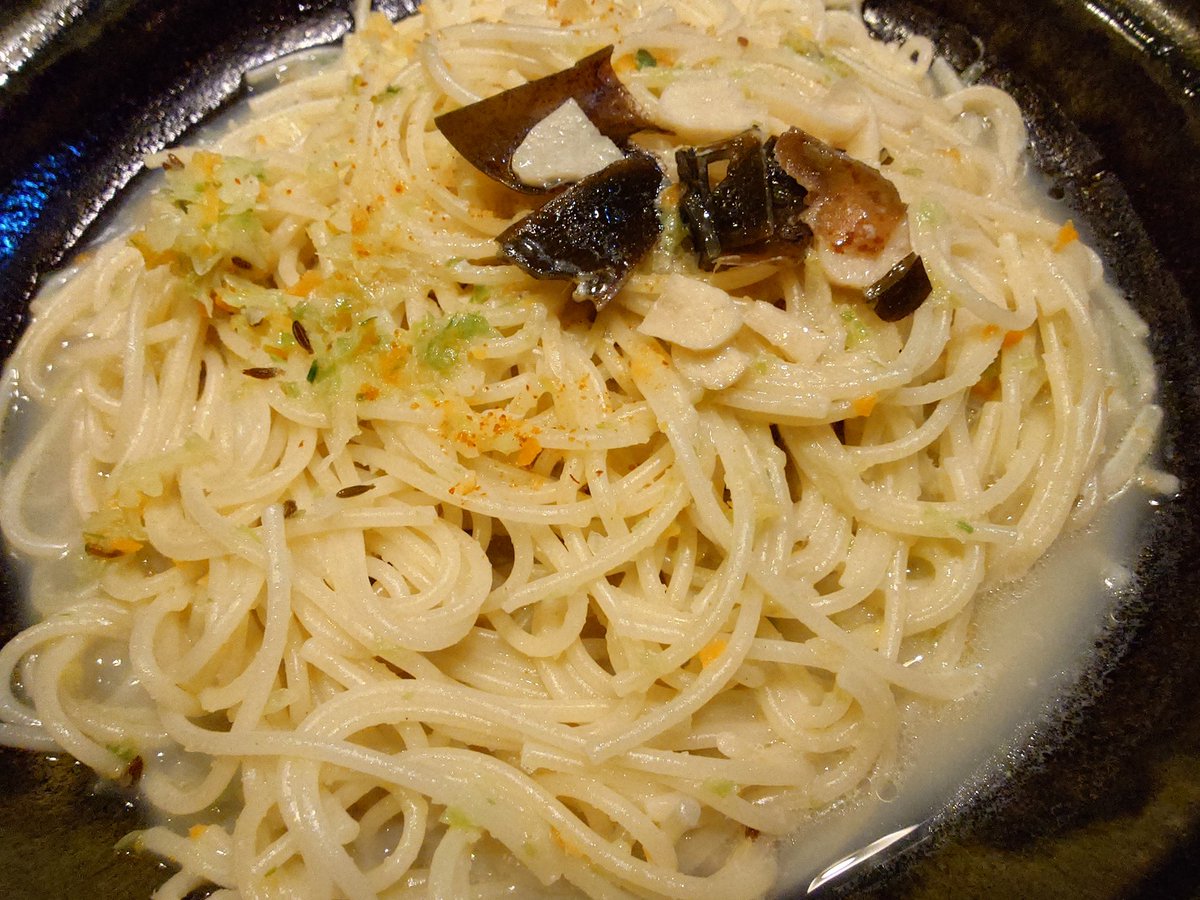 dainithinyorai's tweet image. ラストは奈良に戻りバスターミナルのSOUSUKEさんで柿の葉茶ベースのさっぱりだけどチーズとナッツが絶妙なかき氷を食べながら雨宿り。店員さんが雨が止む前に出ようとしたらわざわざ大丈夫ですかと声までかけてくださって、味も心遣いも大ファンになりました。
#SOSUKE
＃仲野太賀　
＃豊臣兄弟！