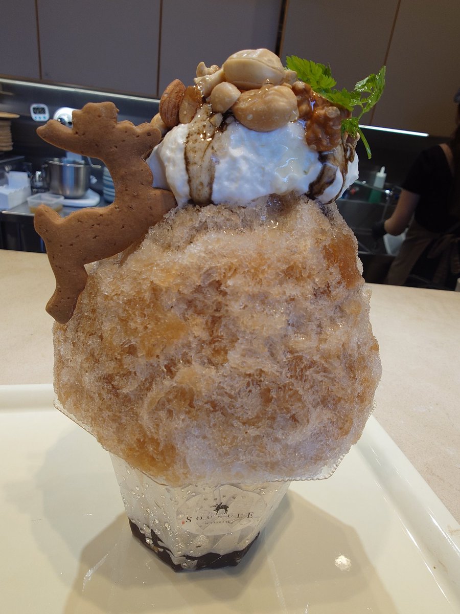 dainithinyorai's tweet image. ラストは奈良に戻りバスターミナルのSOUSUKEさんで柿の葉茶ベースのさっぱりだけどチーズとナッツが絶妙なかき氷を食べながら雨宿り。店員さんが雨が止む前に出ようとしたらわざわざ大丈夫ですかと声までかけてくださって、味も心遣いも大ファンになりました。
#SOSUKE
＃仲野太賀　
＃豊臣兄弟！