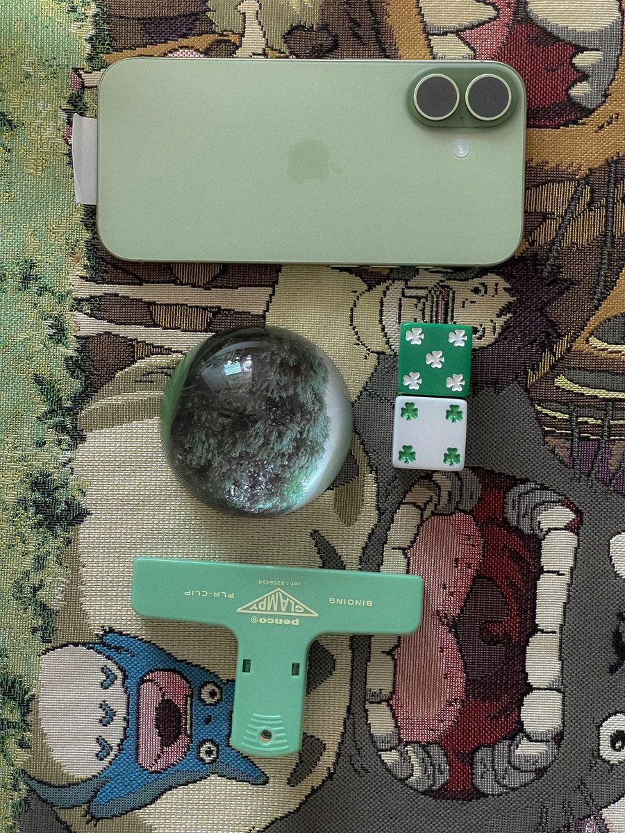 odd_bread's tweet image. 아이폰17 세이지 그린 실물 너무 이뻐..😭🍵