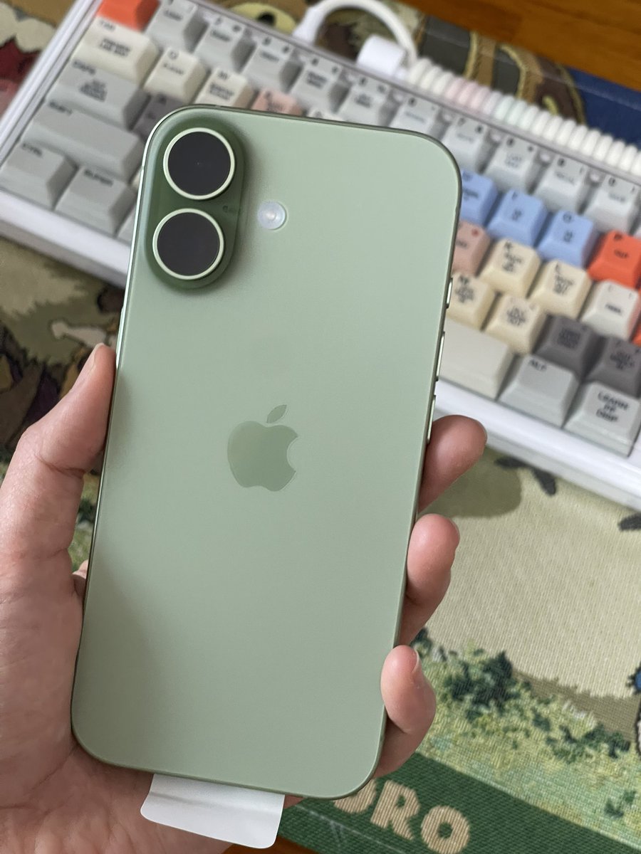 odd_bread's tweet image. 아이폰17 세이지 그린 실물 너무 이뻐..😭🍵