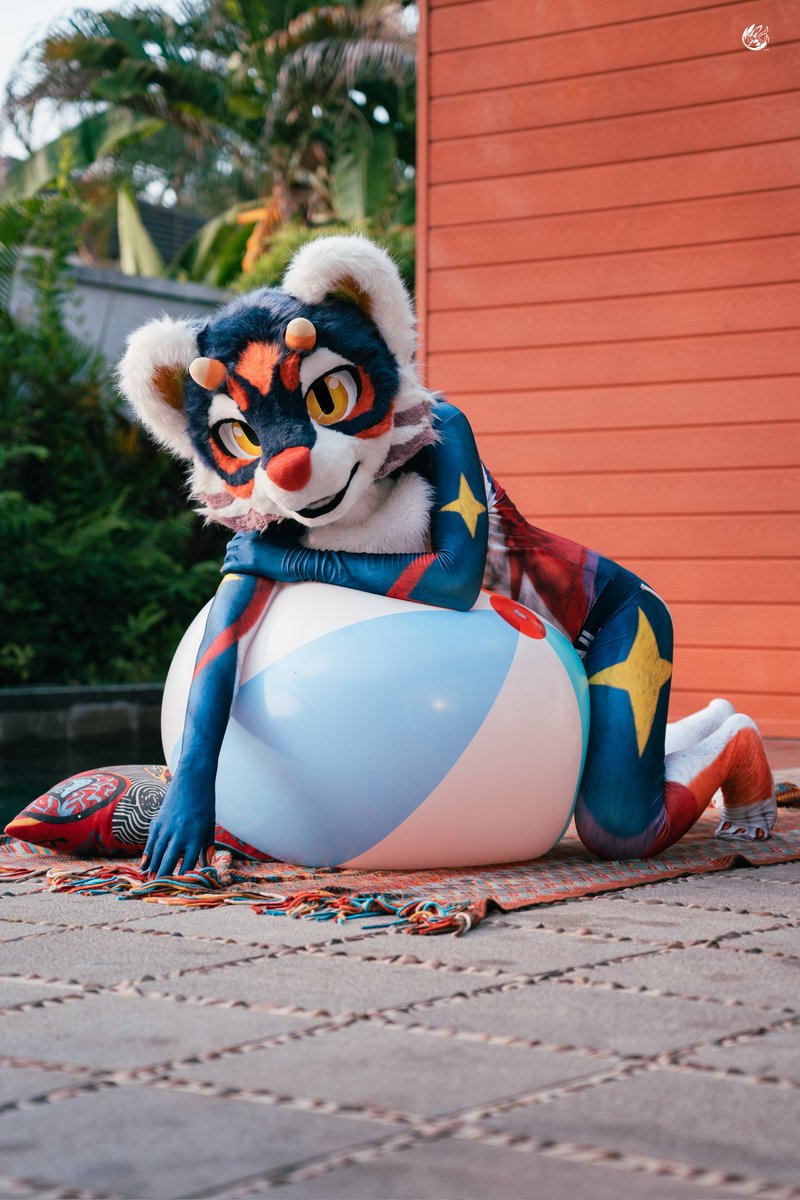 夏天泳池和沙滩充气球肯定都是必不可少的啦
📷:<a href="/Einittt/">因特Einit</a>