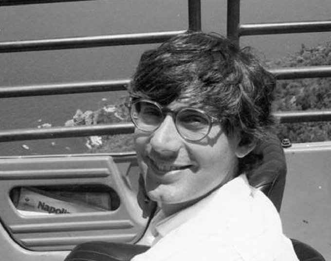 Antonio79B's tweet photo. "Sentire l'ingiustizia del mondo sulla propria pelle, schierarsi dalla parte della verità, essere denuncia, ricerca, curiosità, approfondimento".

Oggi nel 1959 nasceva il giornalista #GiancarloSiani.

#19settembre. https://t.co/cCDZcF2eP8