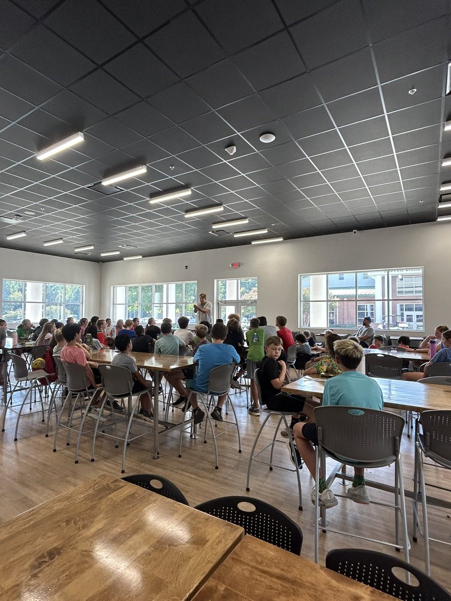 GcsRunning's tweet image. We were blessed to have 2020 GCS Running alum Noah Oliver come out and share God’s Word with the team before practice today. Thank you, Noah! Constantly grateful for how God continues to move in and through this team and its alumni.