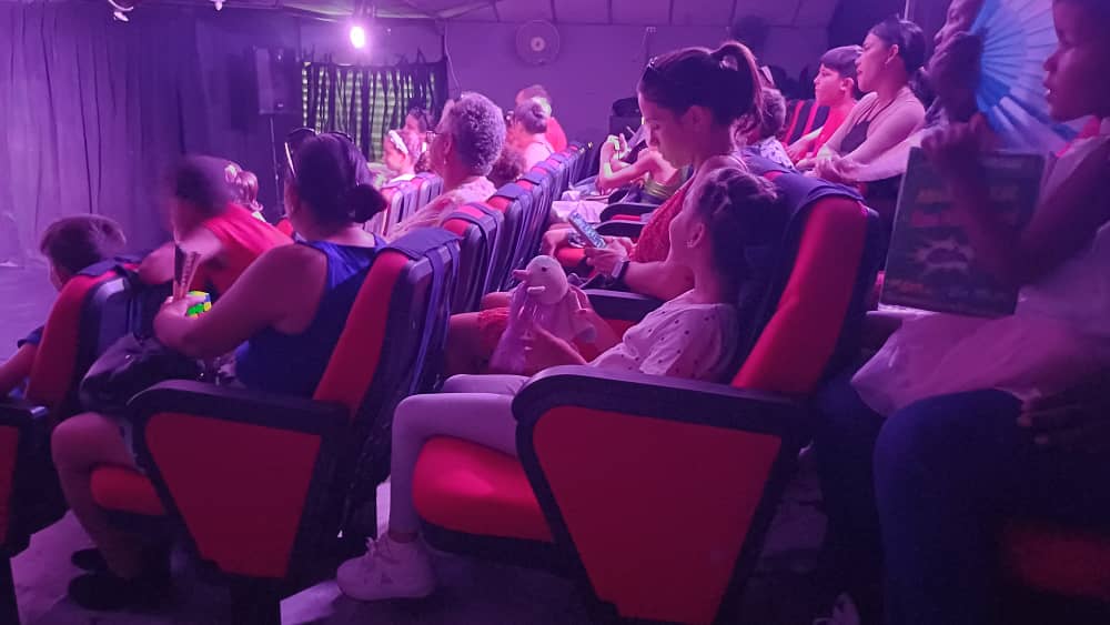Busca la belleza donde quiera que esté para que seas feliz de la cabeza a los pies.
Dijo el maestro titiritero Adalet al público de Teatro Aldaba durante la presentación de su obra La violeta triste.
#EnMarianaoSíSePuede
#LaHabanaViveEnMí