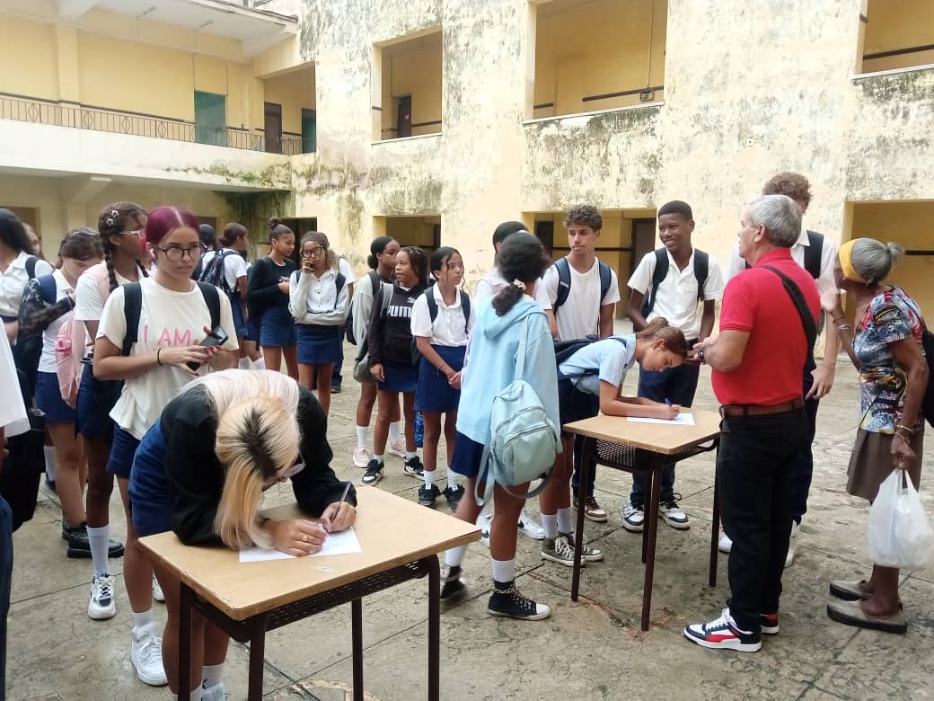 Se realizan las firmas de los Estudiantes de 10mo del IPUMA al ingreso a la FEEM en la mañana de hoy #EnMarianaoSíSePuede
#LaHabanaViveEnMí