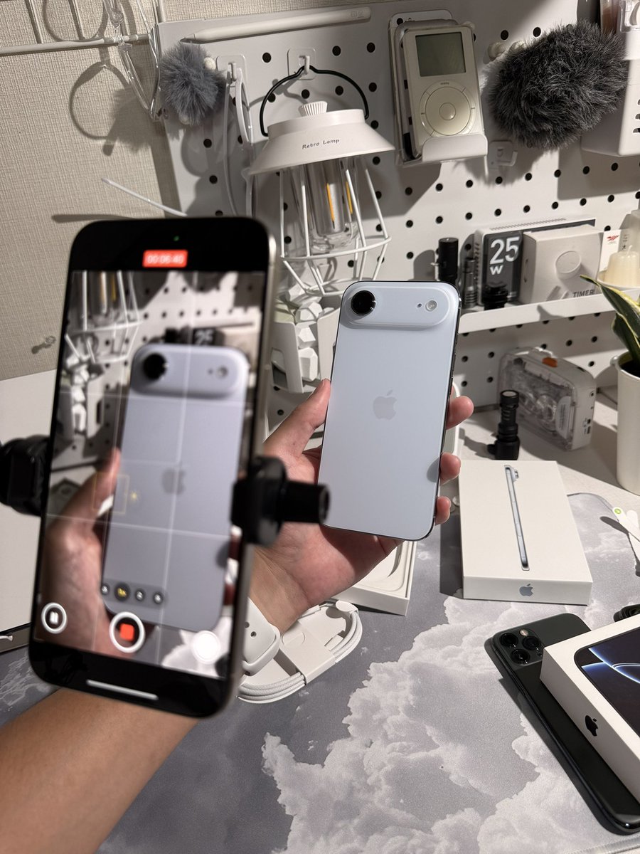 本日iPhone17シリーズの発売日！
無事ゲット！

✅Airの高級感すごい！
 →光沢仕上げのチタン初
✅薄さより軽さが印象的！
→面積あたりの重さを最低級
✅カメラバンクは厚い！
→本体の厚さと同じくらい
✅光沢だから傷はきつやすいかも
→チタンはどうかな？
#iPhoneAir