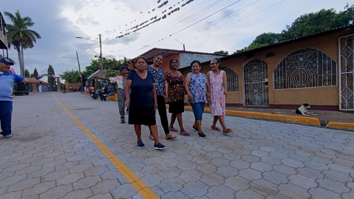 Inauguración de calle de adoquinado frente al cementerio municipal de Diriomo