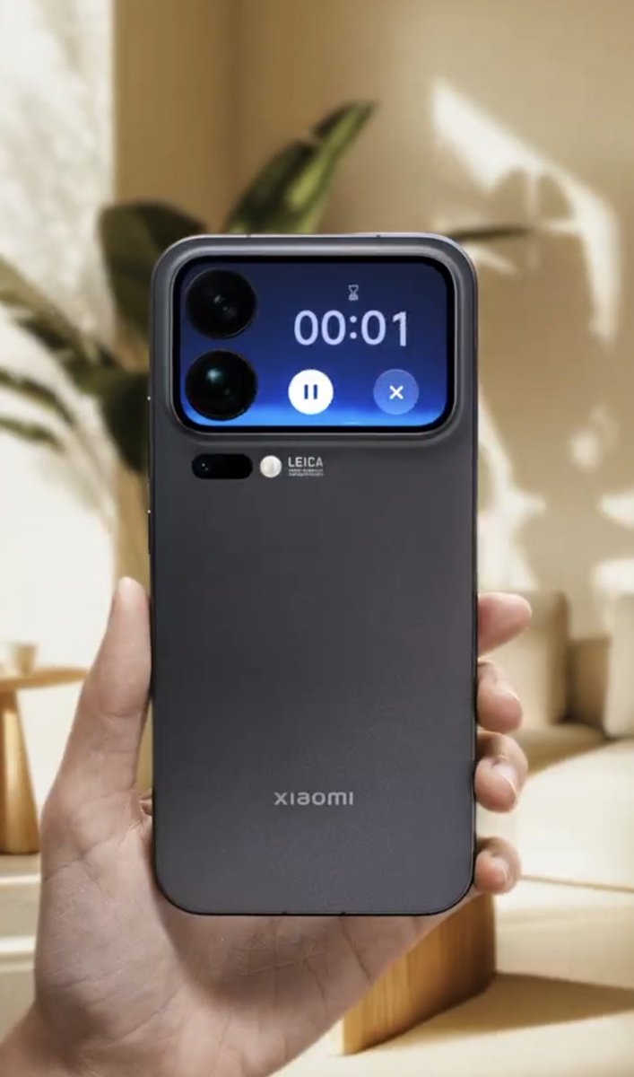 That_Kartikey's tweet image. Xiaomi 17 Pro Max:
From the Rear secondary screen you can make phone calls, check your vehicle status, and of course the ace of all, you can use it as viewfinder to click pictures from high quality rear cameras 🤳