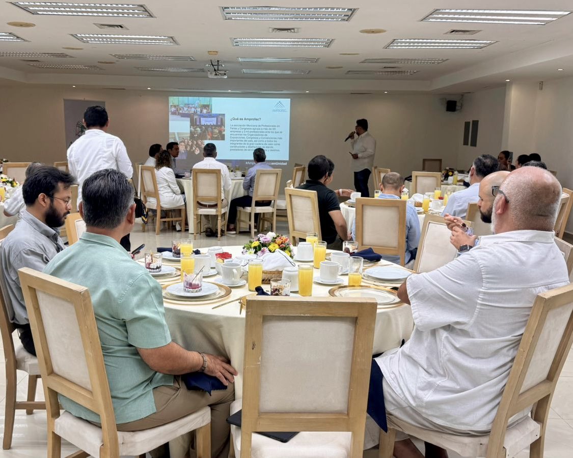 18/09/25
Desayuno de trabajo  AMPROFEC AC. Se contó con la presencia de su presidente nacional Julio Bojorquez quien impartió la charla titulada “Cómo desarrollar el destino de un producto MICE”. 
Presentes empresas campechanas proveedoras de bienes y servicios para eventos.