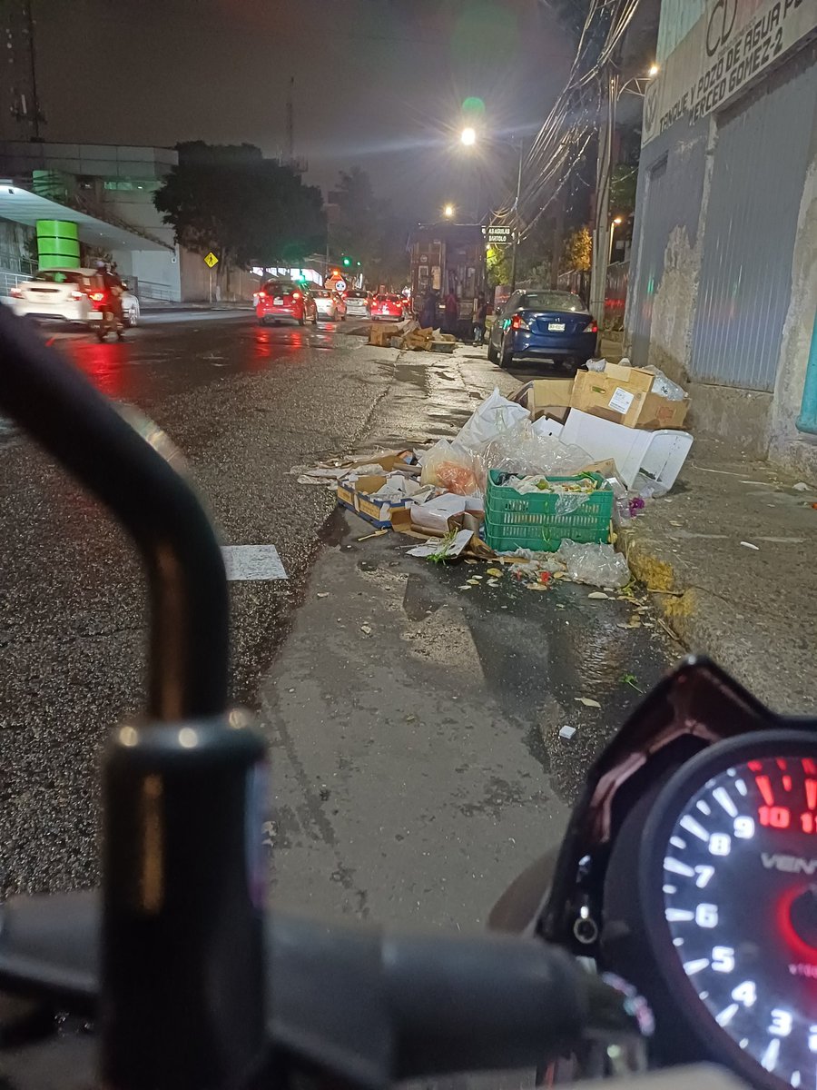 Montones de basura  deja el mercado sobre ruedas Ruta 7 de <a href="/SedecoCDMX/">Secretaría de Desarrollo Económico</a> en Lomas de Plateros <a href="/AlcaldiaAO/">Alcaldía Álvaro Obregón</a> . No tiene permiso de operación y las autoridades omisos. <a href="/ManolaZabalza/">Manola Zabalza</a> <a href="/craviotocesar/">César Cravioto</a> <a href="/ClaraBrugadaM/">Clara Brugada Molina</a>
