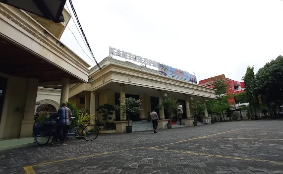 IniGresik's tweet image. Polemik dugaan permintaan “jatah khusus” dua unit rumah di Perumahan The Oso Kedamean oleh Anggota DPRD Gresik, Abdullah Hamdi, masih terus menuai perhatian publik. 

#gresik #inigresik 

inigresik.com/polemik-jatah-…