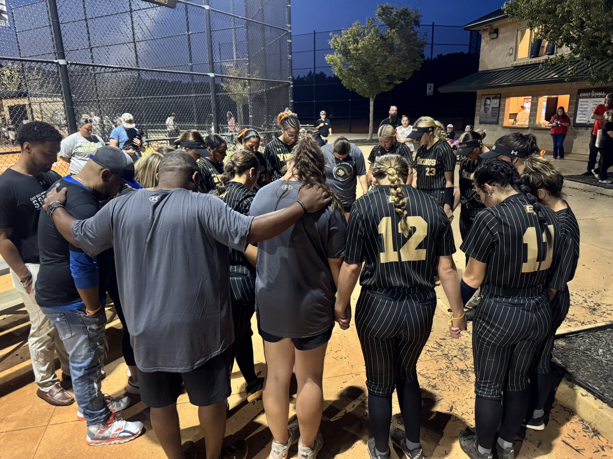 AnuelBurce's tweet photo. Tonight we celebrated the wonderful legacy left by Coach Vega. He made such a lasting impact on not only our softball program but the entire East Hall Community! He will be forever missed! Continued prayers for the Vega family. LLV! FUEGO FOR LIFE! https://t.co/n1RlubBLNm