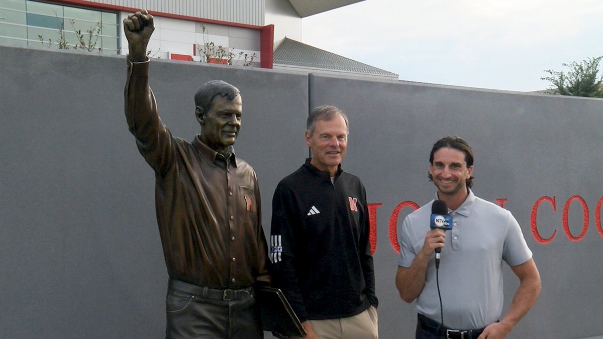 NTVNEWS's tweet image. Exclusive on NTV 🎥: @randysilvertv caught up with legendary Huskers coach John Cook just moments after his bronze statue was unveiled — cementing his legacy in Nebraska forever. 🏐🔥

The full interview will be released on socials on Friday at 9 AM CST.

#huskersvb #cornhuskers