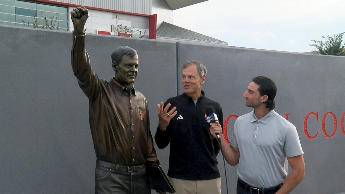 NTVNEWS's tweet image. Exclusive on NTV 🎥: @randysilvertv caught up with legendary Huskers coach John Cook just moments after his bronze statue was unveiled — cementing his legacy in Nebraska forever. 🏐🔥

The full interview will be released on socials on Friday at 9 AM CST.

#huskersvb #cornhuskers