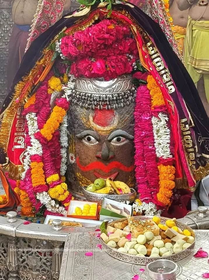 ॐजय श्री बाबा महाकाल जीं,ॐ नमःपार्वती पतये,हर हर महादेव,ऊँ नम: शिवाय:आपका दिन शुभ, मंगलमय व कल्याणकारी हो
श्री महाकालेश्वर भगवान जी के  ज्योतिर्लिंग रूप का उज्जैन से दिव्य अलौकिक भस्म आरती श्रृंगार दर्शन,19सितम्बर 2025, शुक्रवार, आश्विन,कृष्ण पक्ष 13 ( त्रयोदशी तिथि) प्रदोष व्रत