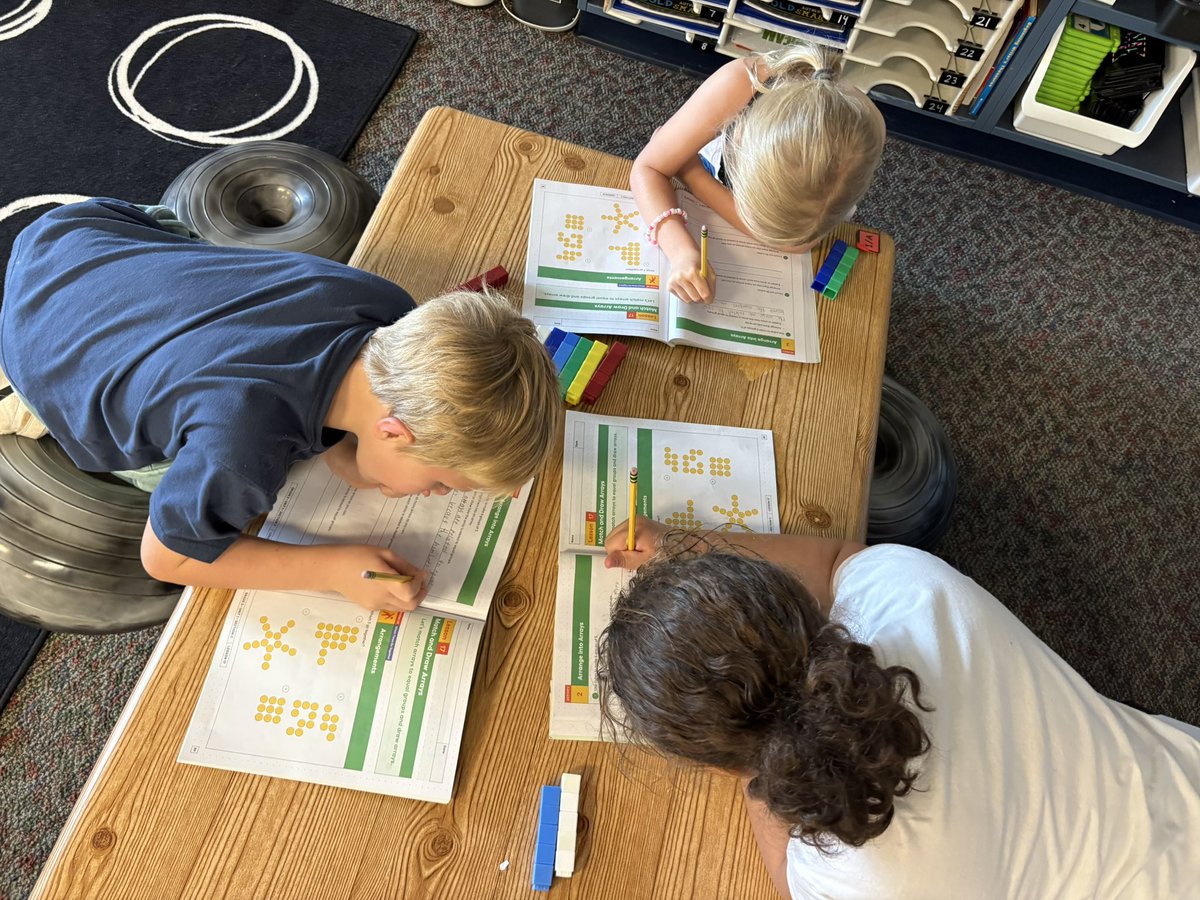 PVWollberg's tweet image. Introducing arrays using linking cubes @IllustrateMath  #pvlearns #mathisfun #handsonlearning #learningbydoing