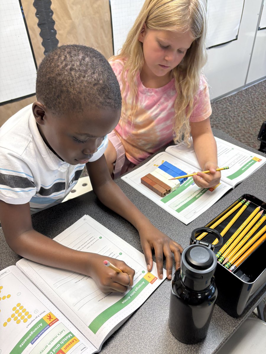 PVWollberg's tweet image. Introducing arrays using linking cubes @IllustrateMath  #pvlearns #mathisfun #handsonlearning #learningbydoing