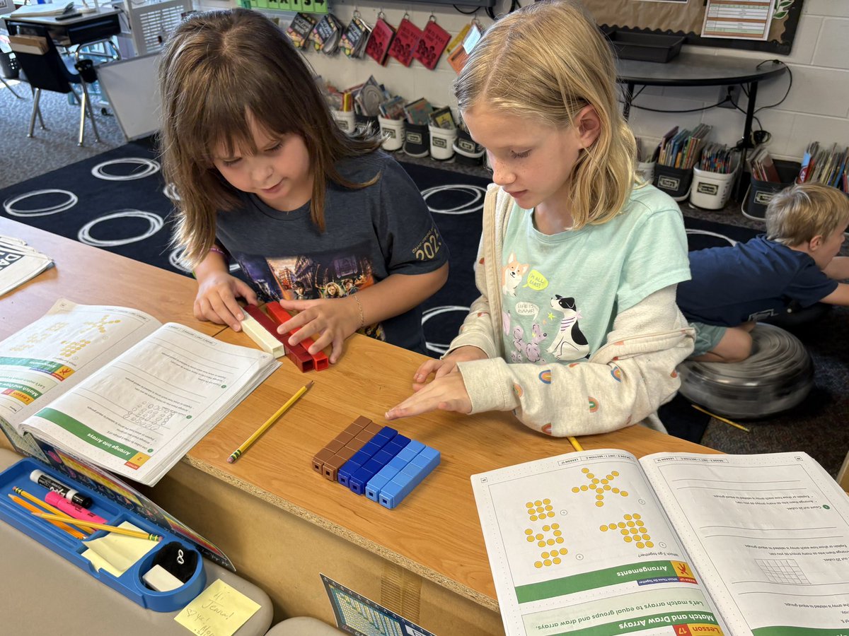 PVWollberg's tweet image. Introducing arrays using linking cubes @IllustrateMath  #pvlearns #mathisfun #handsonlearning #learningbydoing