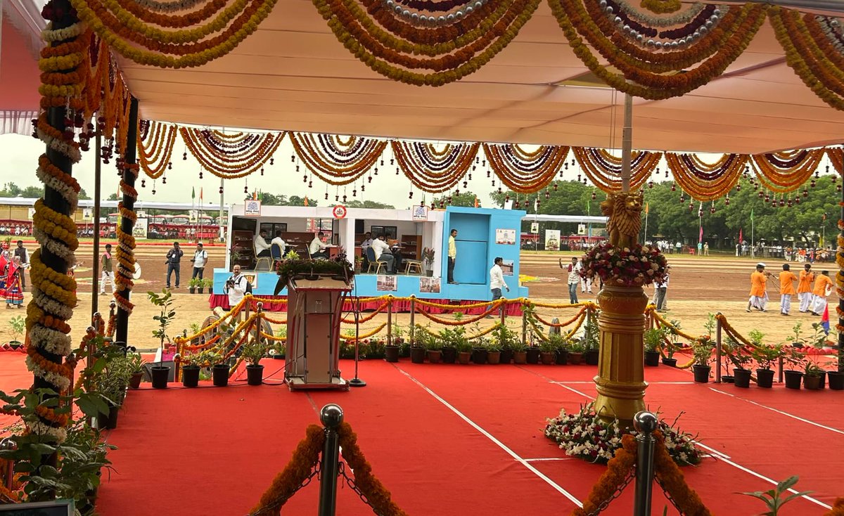 CommrPR's tweet photo. ‘ಕಲ್ಯಾಣ ಕರ್ನಾಟಕ ಉತ್ಸವ’ ದಿನಾಚರಣೆಯಲ್ಲಿ ‘ಗ್ರಾಮ ಪಂಚಾಯತಿ ಅರಿವು ಕೇಂದ್ರ’ದ ಮಾದರಿ ಸ್ತಬ್ಧಚಿತ್ರವನ್ನು ಪ್ರದರ್ಶಿಸಲಾಯಿತು. ಅರಿವು ಕೇಂದ್ರದಲ್ಲಿ ಸಿಗುವ ಸೌಲಭ್ಯಗಳನ್ನು ಒಳಗೊಂಡ ಸ್ತಬ್ಧಚಿತ್ರವು ಪ್ರೇಕ್ಷಕರ ಗಮನ ಸೆಳೆಯಿತು.

@PriyankKharge
@readingkafka
#RDPR  #ruraldevelopment #KalyanaKarnatakaUtsava https://t.co/kRVqC2QZoU