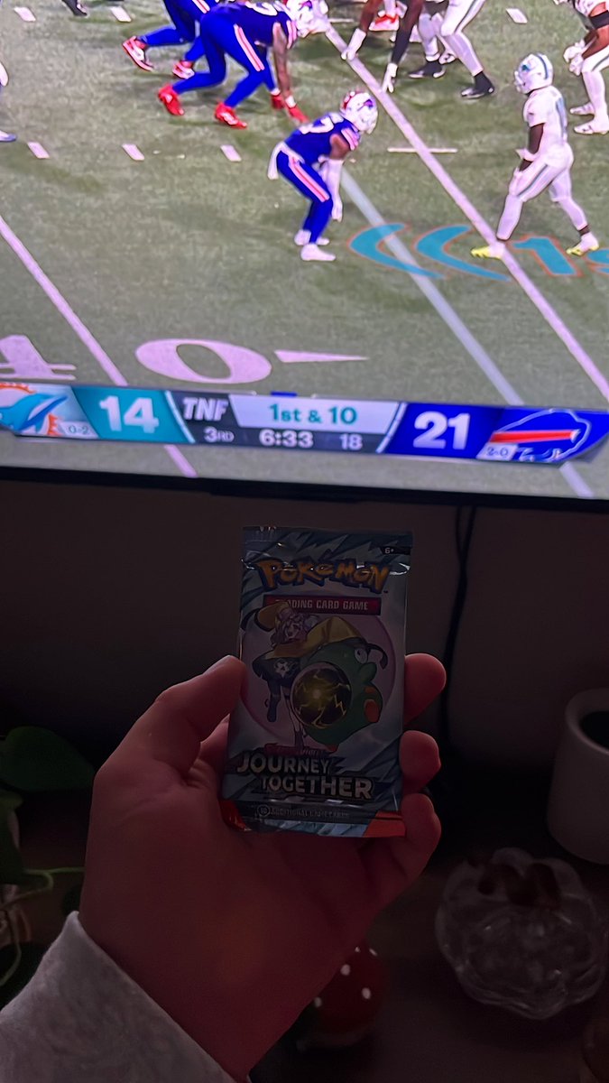 PoDoesPokemon's tweet image. Thursday Night football pack! Surprisingly good game, unsurprisingly no hit.. 😂 #JourneyTogether pack #2! #CodeCard #Pokemon #PokemonTCG