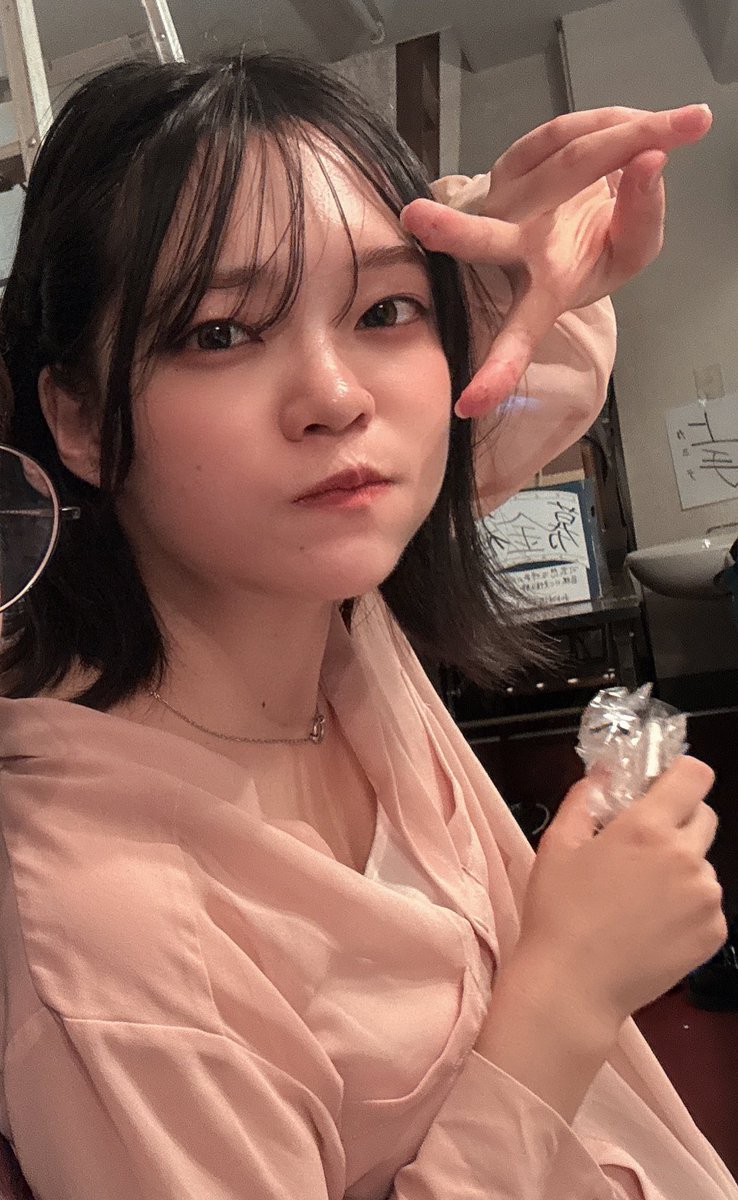 《役者紹介》 #迷々赤い鳥 
盲の女 役／今永歩
渋谷の巨大掲示板に載ると、最近のカメラは性能がいいから毛穴まで見られることを気にして女優になることを諦めた人。
私がレタッチをするのであれば大女優になってあげてもいいらしい。