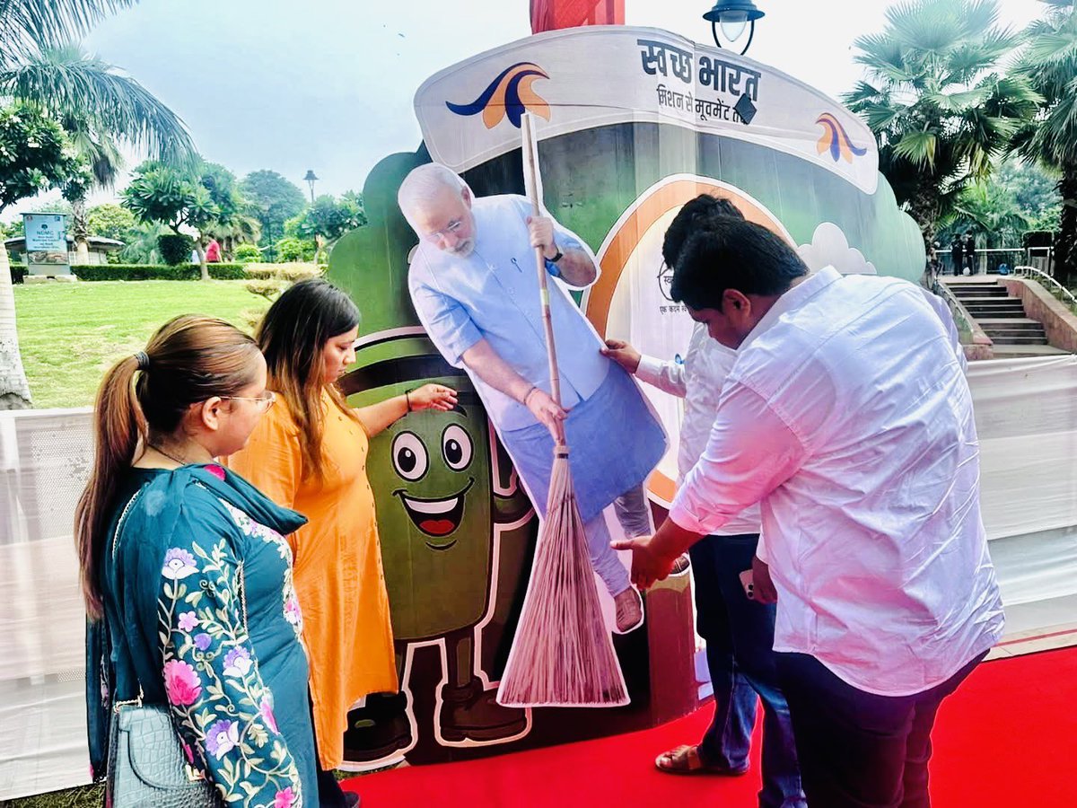 UpadhyayVartika's tweet image. प्रधानमंत्री श्री @narendramodi जी के 75वें जन्मवर्ष पर सेंट्रल पार्क, सीपी में उनकी जीवन शैली व कार्य शैली पर आधारित प्रदर्शनी में युवा मोर्चा अध्यक्ष श्री @SagarTyagiBJP जी एवं अन्य युवा साथियों के साथ शामिल होकर प्रदर्शनी का अवलोकन किया।
#HappyBdayPMModi #SevaParv 
@BJYM4DL