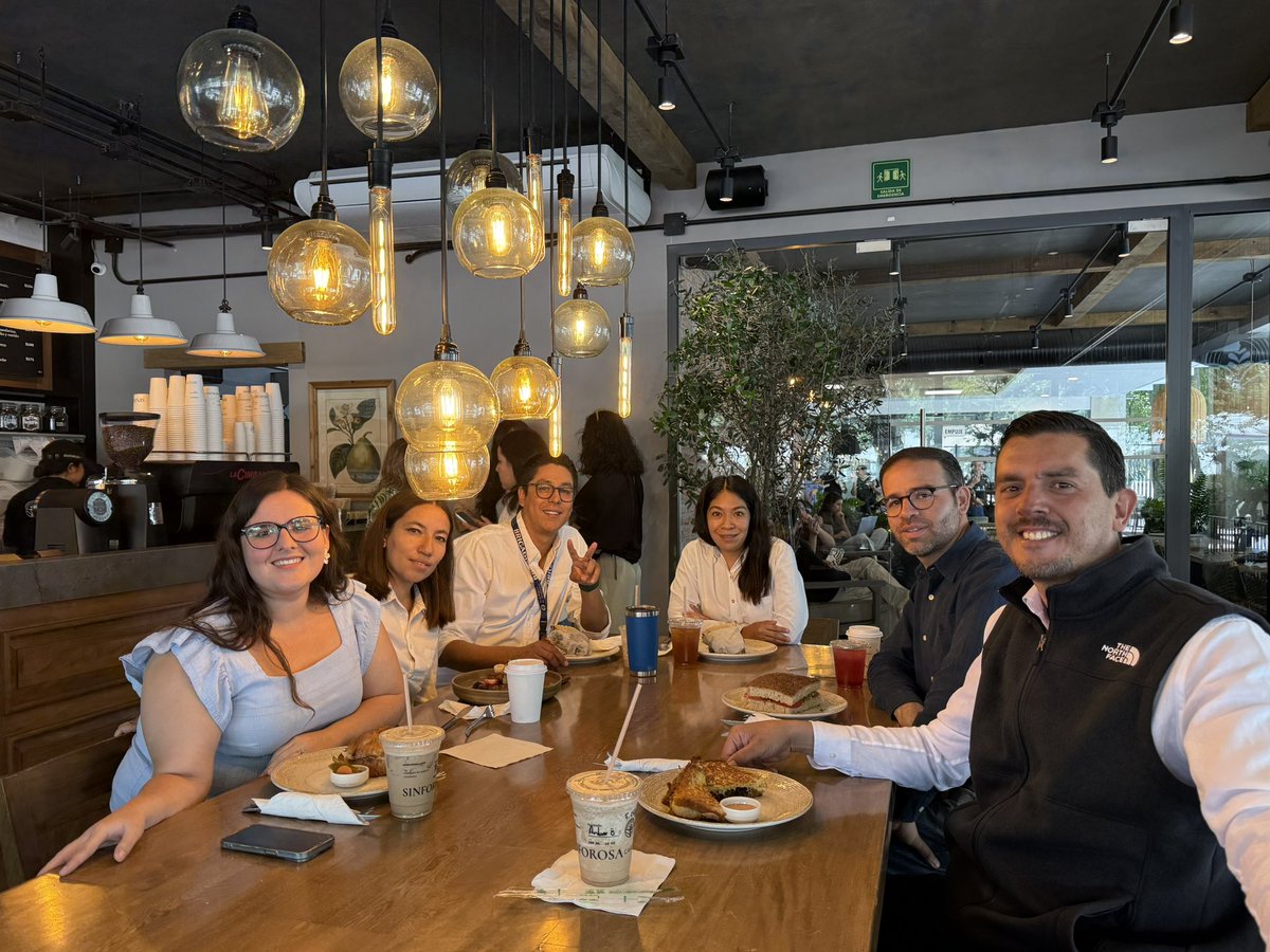 Con “el equipo”, quienes han hecho posible la transformación del CAETEC. Hoy tocó ir a Campus y aprovechamos para un almuerzo diferente.