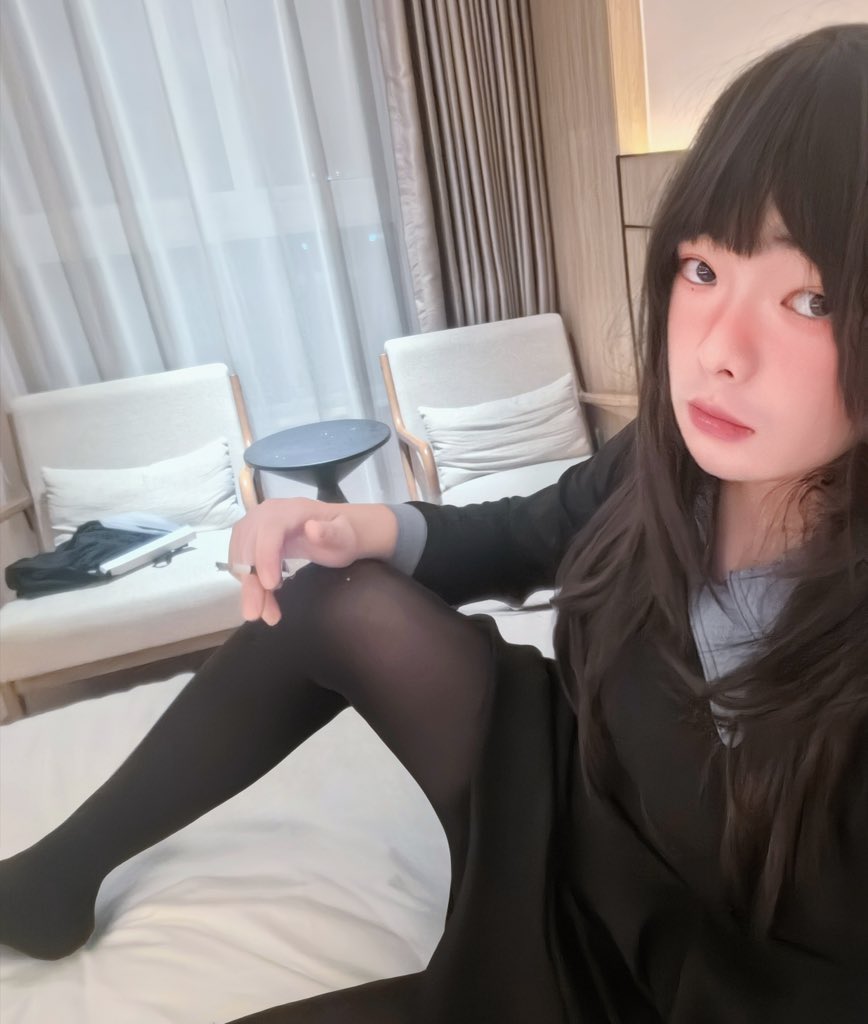 BunnyC283's tweet photo. 刚想换装，女朋友打来了视频，聊了一会儿说累了挂断电话立刻化妆换上好看的裙子戴上假发
谁叫我是又贱又坏的坏女孩呢～
看着婊子一样的自己和被黑丝包裹的贱腿贱脚发情
室友是摆拍！我们什么都没发生真的！
部分图就先不放公开推啦～喜欢的哥哥私我哦😘
#男娘ᅠ #伪娘 #反差直男 #男の娘 #女装CD #雌堕 https://t.co/WLhIm4tmck