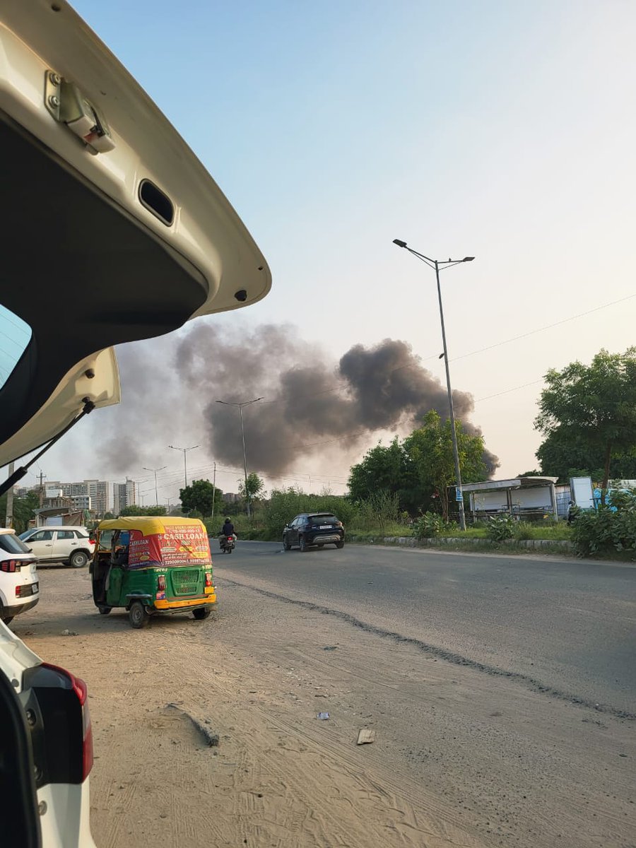 amandchawla's tweet photo. @cleanAirBharat @IMT_Sector_1 @IndiaNewGen @IndianGems_ @sumedhasharma86 @Suhelseth @BrutIndia @CPCB_OFFICIAL @cmohry @MCManesar @diprogurugram1 @DC_Gurugram @cdgurugram @NayabSainiBJP @BJP4India @ramanmalik @MeraGurgaon @TOIGurgaon Same drama everyday in #Gurugram

#garbage #burning 

They just #boast on social media for #SwachhBharatMission but in reality zero ground work

#SwachhtaPakhwada
#SwachhataHiSeva

@MunCorpGurugram
@cmohry
@NayabSainiBJP
@MukeshSharmaGG
@CPCB_OFFICIAL

https://t.co/eUsXOmJdWA https://t.co/kT0usznk7C