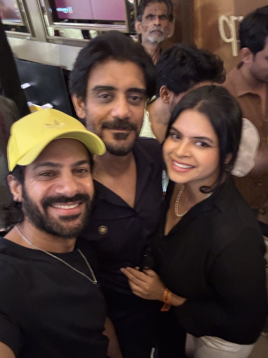 KaranVeerMehra's tweet image. With my fav ppl last night @anuragkashyap72 #Saurabhsachdeva #shilpa screening #Nishaanchi loved it