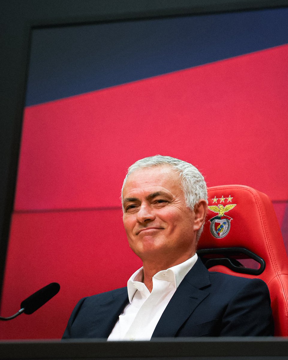 Momentazo Mou en su rueda de prensa de presentación en Benfica.

El periodista lo cuestiona por los fracasos en los últimos años de su carrera. Su respuesta:

"Para algunos, mi carrera se divide en dos. Una primera parte, que duró un tiempo y una segunda parte un poco menos