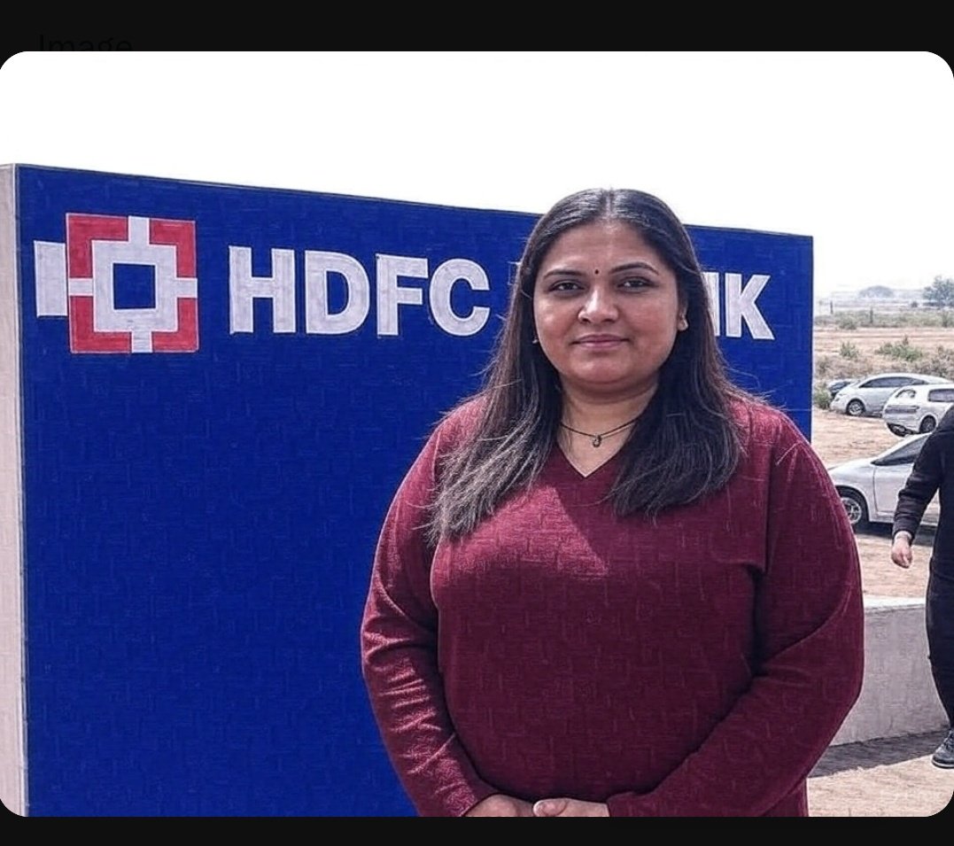 Upteach1's tweet image. मोटी भैंस 🐖 HDFC बैंक कर्मचारी अनुराधा वर्मा ने सेना जवान को लोन रिकवरी कॉल में गालियाँ दीं: &quot;गंवार हो, बॉर्डर पर भेजा गया!&quot; ऑडियो वायरल, लोग भड़के। बैंक बोला- वो हमारी नहीं। #BoycottHDFC ट्रेंड! सेना का अपमान बर्दाश्त नहीं! 🇮🇳 #HDFCBank #IndianArmy #ViralAudio