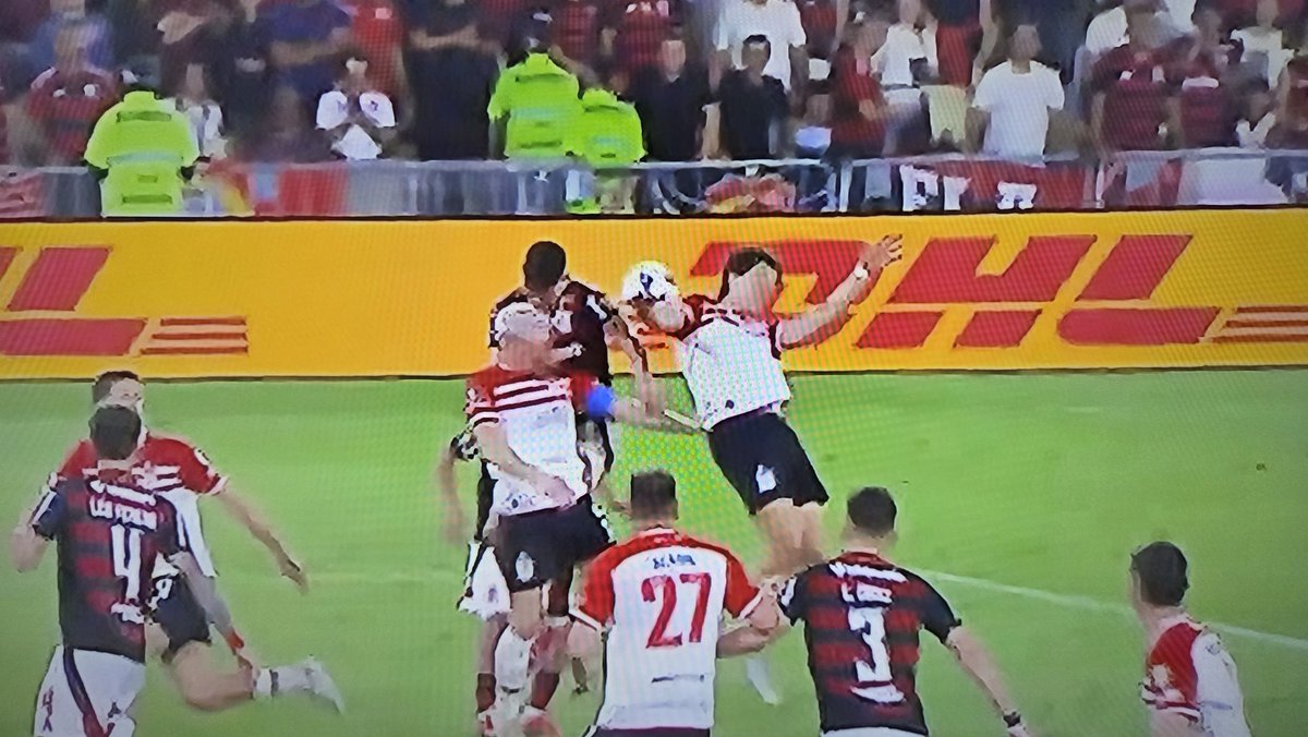 A mão no gol deles.

É o maior roubo que já vi. Que revolta imensa q tô sentindo