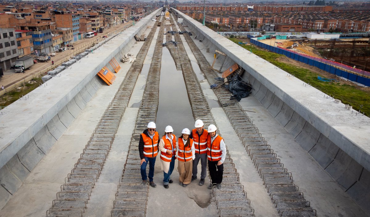 SamirBedoya's tweet photo. Junto con @Fapuentess, visitamos la Primera Línea del @MetroBogota en compañía de Masanobu Shimosaka, presidente de Nippon Koei LAC Project y director de PM para la Línea 3 del Metro de Panamá.

Intercambiamos experiencias clave sobre los desafíos de las grandes obras de infraestructura y  el impacto transformador de estos proyectos en la movilidad urbana, el desarrollo sostenible y la calidad de vida de la ciudad.

Esperamos que esta gran infraestructura continúe atrayendo a personas y proyectos que consoliden a Bogotá como una ciudad en constante progreso.