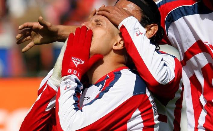 scar_co1's tweet photo. @CantaloCamacho @Chivas @TolucaFC @CervezaTecate #CervezaOficial El Bofo bautista, después de un “te necesitamos pelón” de Oswaldo Sánchez al medio tiempo y con dedicatoria al cielo a su jefecita ❤️🤍 . https://t.co/O5u6DrBrY1