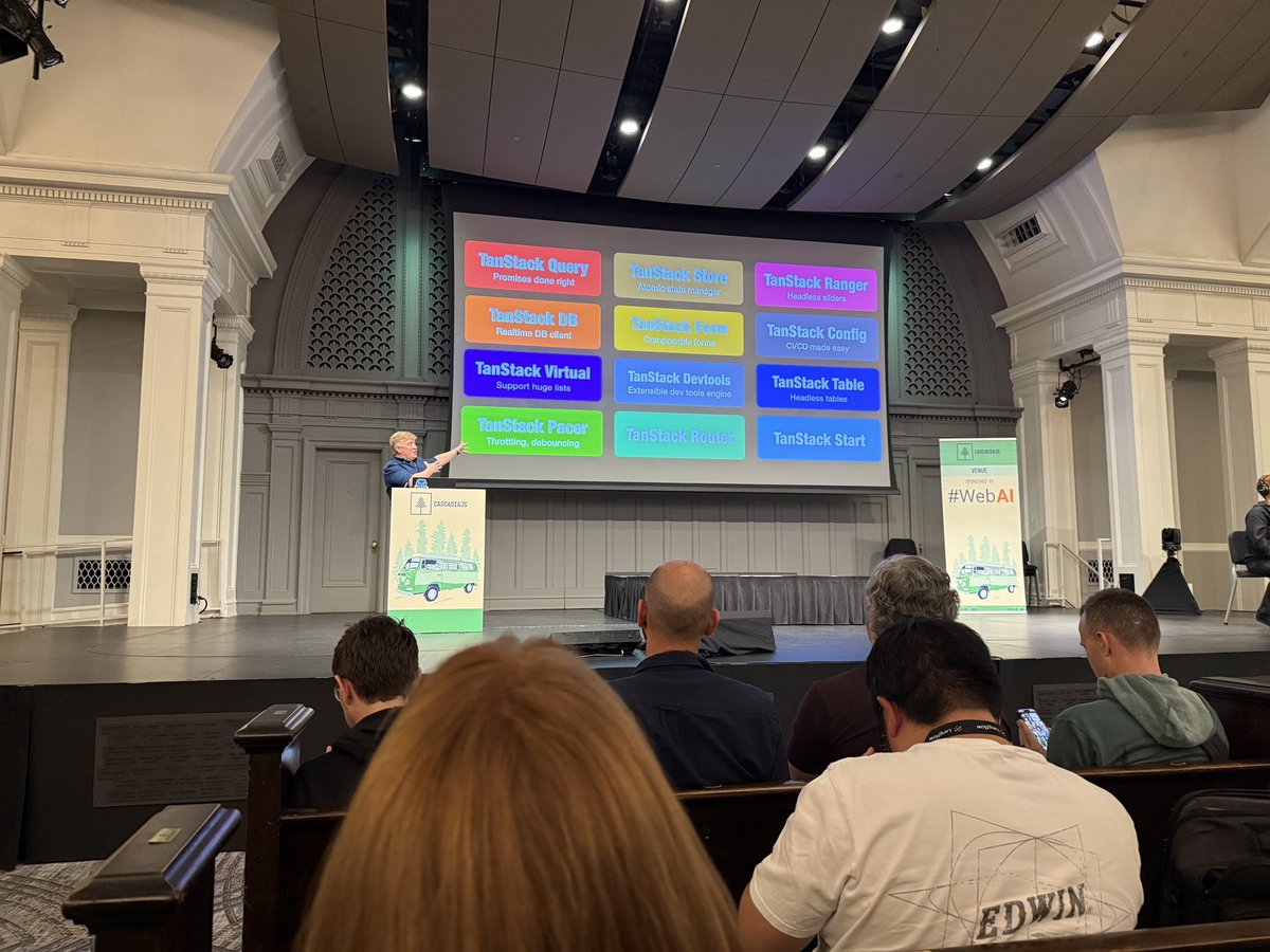 ryan7vv's tweet image. Got to see some of my YouTube favs live at #cascadiajs today @kentcdodds @jherr @MelkeyDev