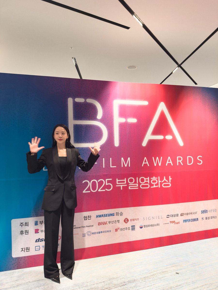 [#신혜선]

토끼가 울지도 않고
시상도 잘하네요🐰💛

#ShinHaeSun #부일영화상