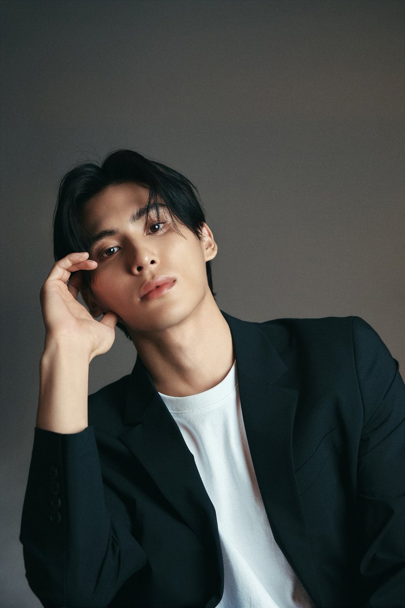 kbsworld_enter's tweet image. SF9 유태양, 새 프로필 공개...더 깊어진 눈빛으로 성숙한 매력 선보여
유태양, 차분+세련 새 프로필 공개...연말 뮤지컬 ‘렌트’로 열일 예고

[사진=FNC엔터테인먼트]

#유태양 #SF9 #에스에프나인 #YOOTAEYANG