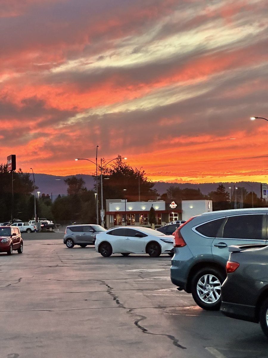 Vixen_SlimRoyal's tweet photo. Never mind all the cars, cuz the sky is fire π₯
#Skyline #Sunset #FireSkies #OnFire https://t.co/eDKZS1hTK7