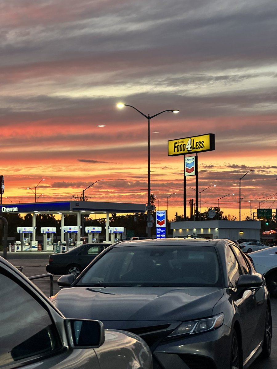 Vixen_SlimRoyal's tweet photo. Never mind all the cars, cuz the sky is fire π₯
#Skyline #Sunset #FireSkies #OnFire https://t.co/eDKZS1hTK7