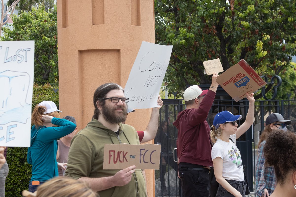 ShorealoneFilms's tweet image. (2) Hundreds showed up in front of #DisneyStudios in #Burbank this afternoon to voice their anger of the #JimmyKimmelLive show cancellation &amp;amp; the #FCC @WGAWest @WGAEast @jimmykimmel @JimmyKimmelLive 09-18-26