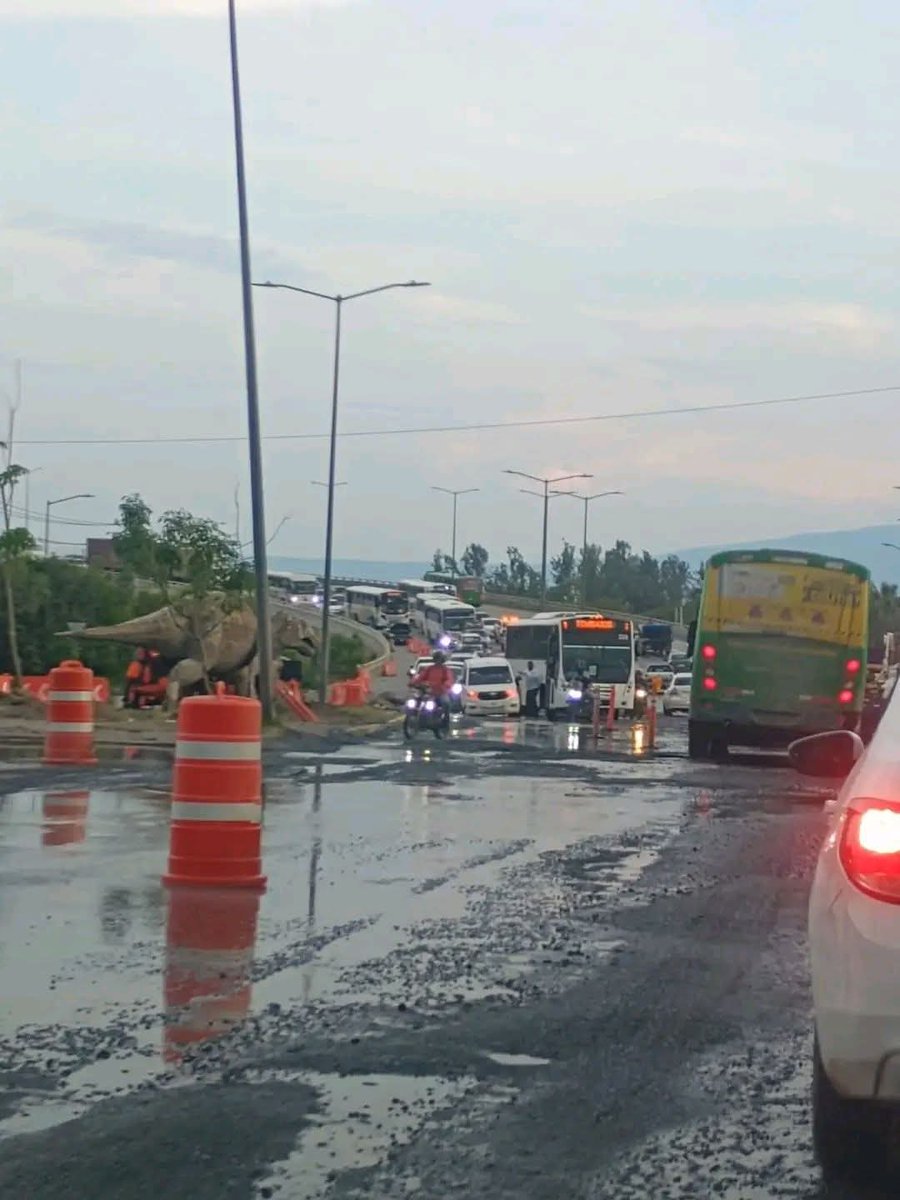 PakoLopez17's tweet photo. @Trafico_ZMG @GobTlajomulco Real del Valle poniéndose de acuerdo para realizar actividades de bacheo en Adolf Horn, ya que el gobierno no  atiende las necesidades de la ciudadanía, haciendo hasta hora y media para llegar a periférico. https://t.co/K2B9I1A8gP