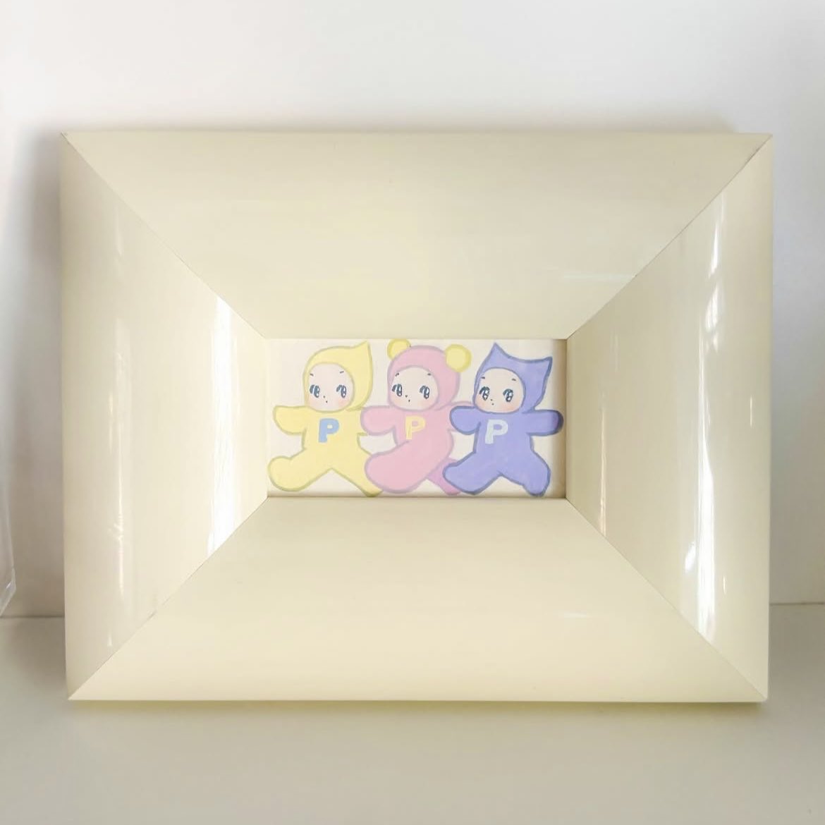 galerie_lemonde's tweet photo. 涼しい金曜日。Ann O個展“Peashly”は12 時から20 時までオープンしております。

本展では小さな額装作品も幾つかご用意しております。即売なので早い者勝ちです！

本展ではアクリルガッシュで描かれた可愛らしい小人のようなキャラクターが並びます。物思いに耽っていたり、何かを覗き込んでいたり、その視線の先に何があるのか想像してみるのも愉しいです。

ほかにもさまざまな可愛いオリジナルグッズも取り扱っております。ぜひお立ち寄りください。

本日17時よりオンラインも→
https://t.co/CwOEmenGH2