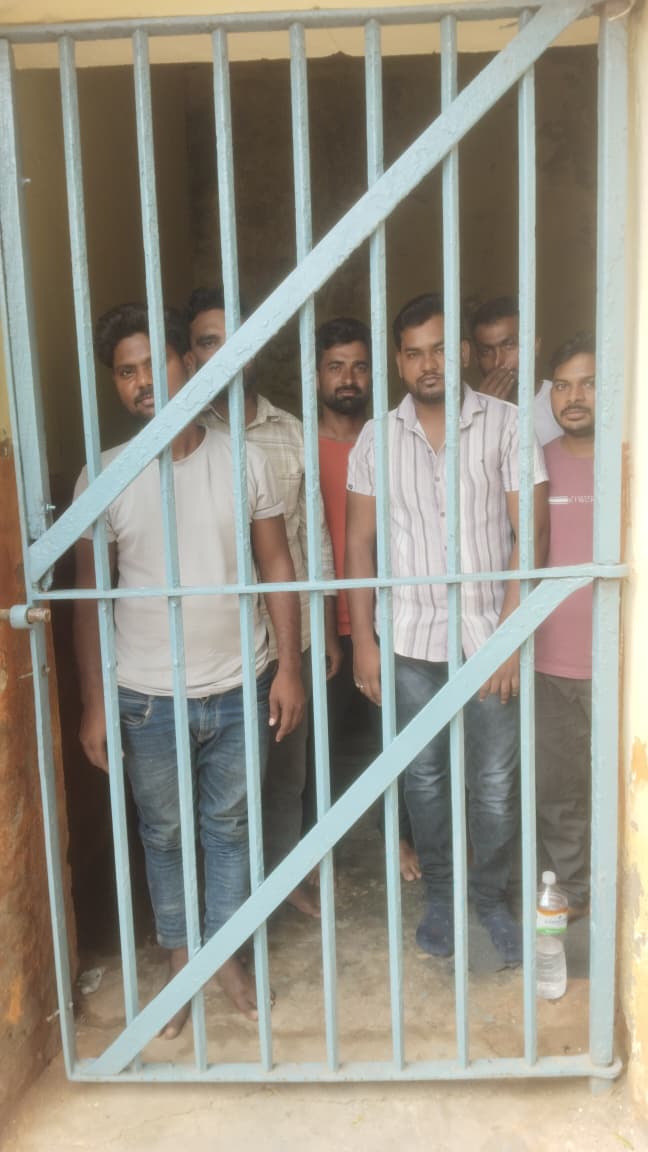 Aloktripath410's tweet photo. पुलिस ने इलाज़ कर दिया 40500 का चालान, कार को सीज और जितने ये कबूतर दिख रहे ये सब पिंजरे में कैद...
@kanpurdehatpol @shraddha_pn @Uppolice @alok24 https://t.co/u6HlDXAnZb
